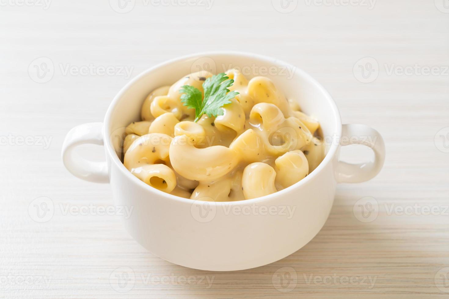 Macaroni and cheese with herbs in a bowl photo