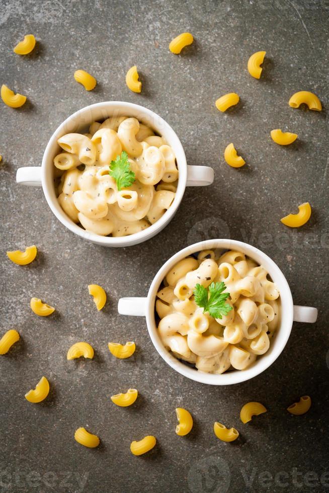 macarrones con queso con hierbas en un bol foto