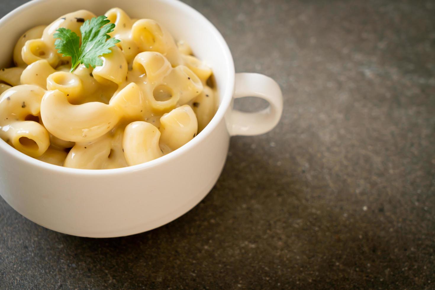 Macaroni and cheese with herbs in a bowl photo