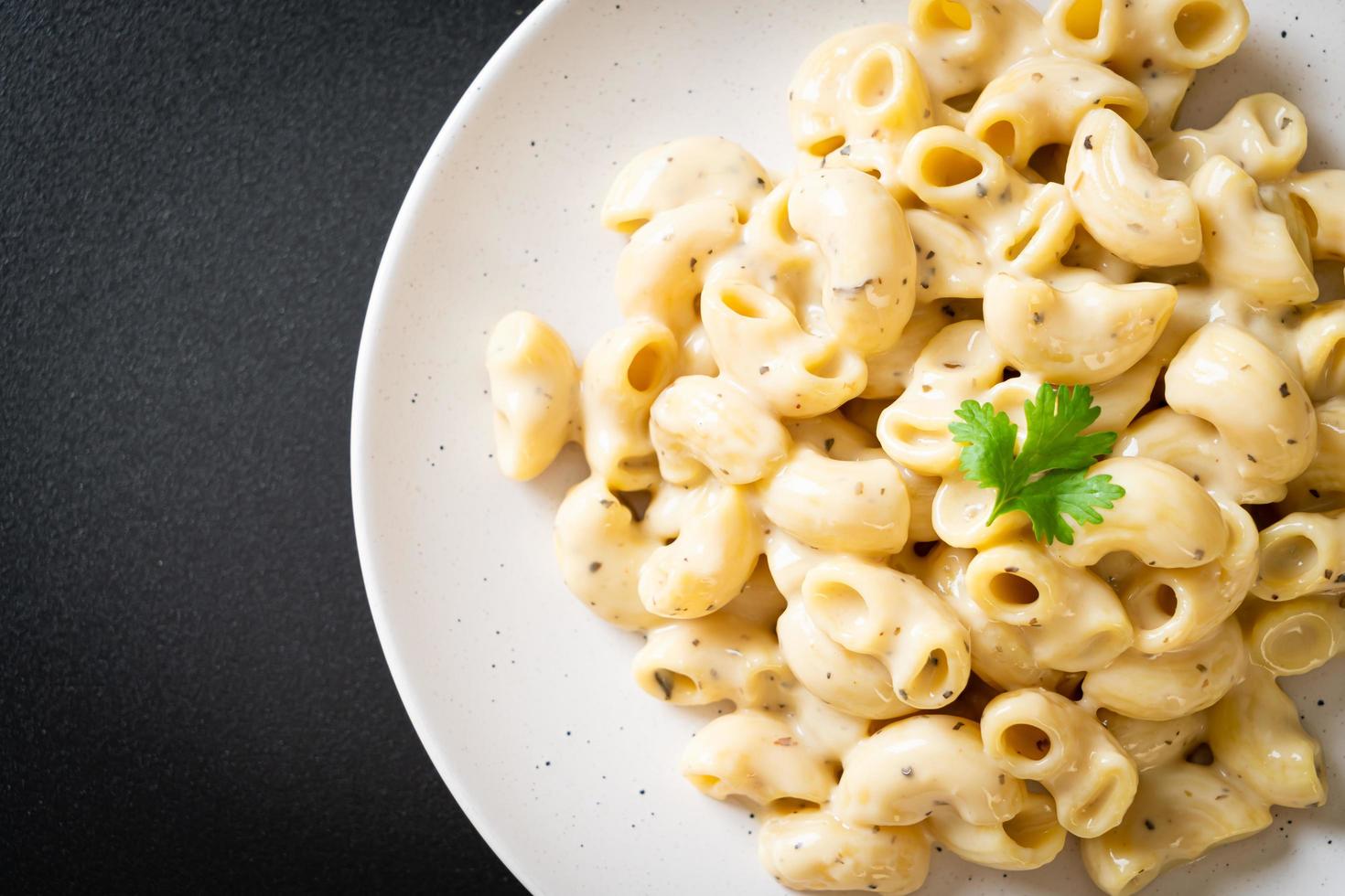 macarrones con queso con hierbas en un bol foto