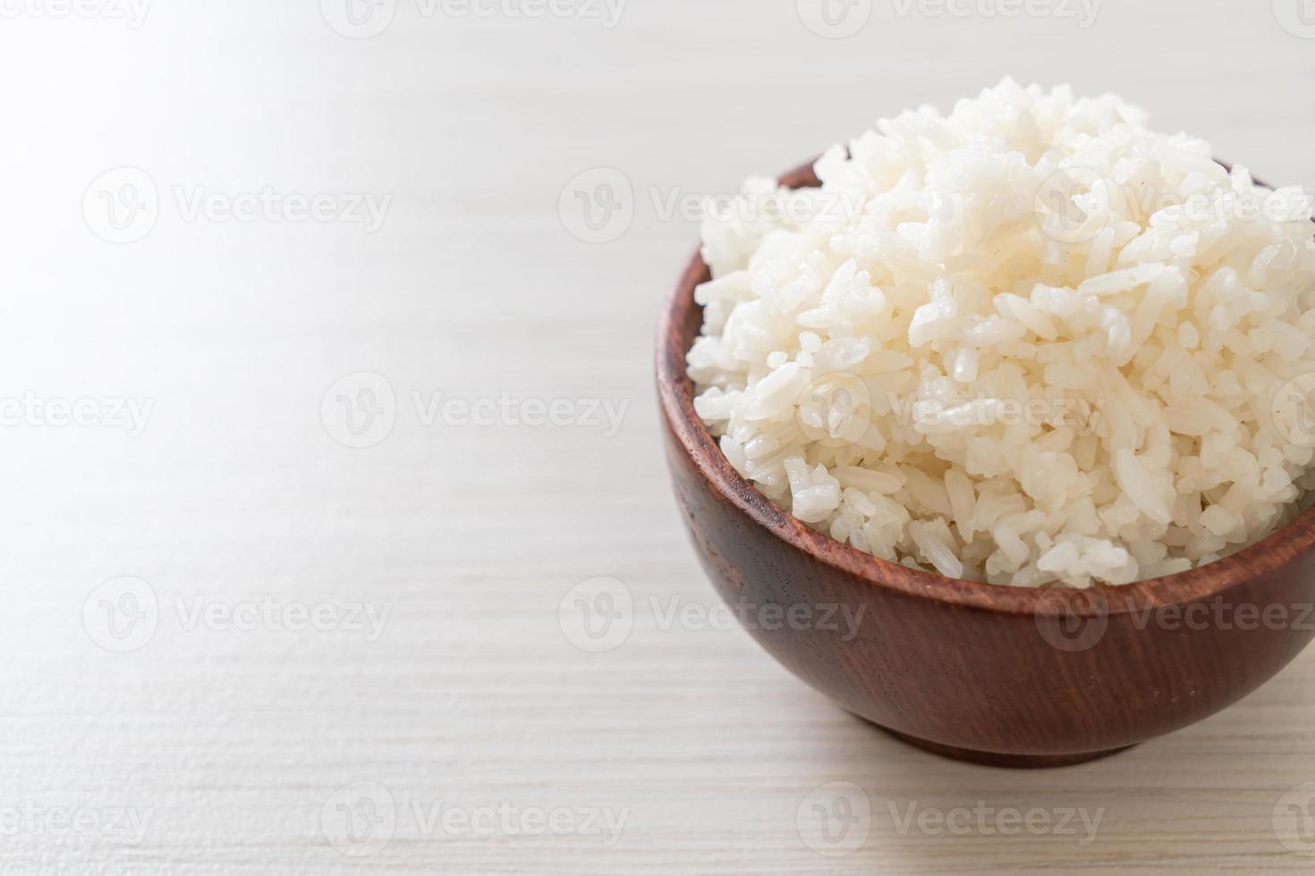 tazón de arroz blanco con jazmín tailandés cocido foto