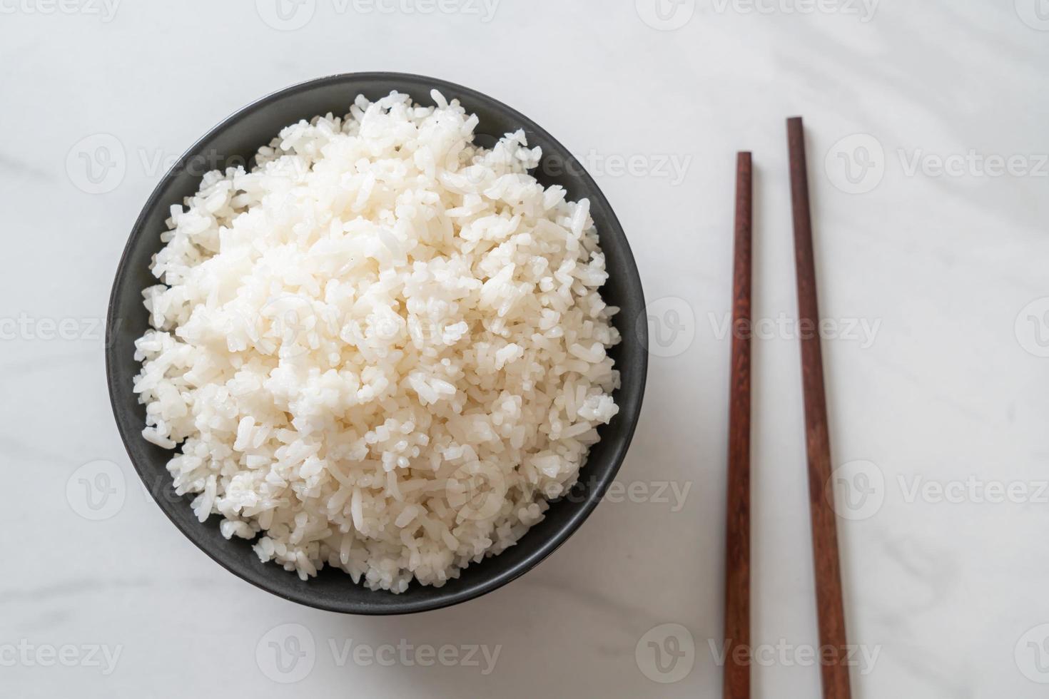 tazón de arroz blanco con jazmín tailandés cocido foto