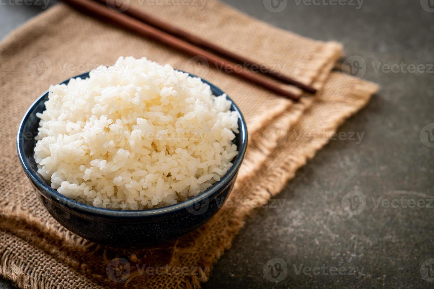 tazón de arroz blanco con jazmín tailandés cocido foto