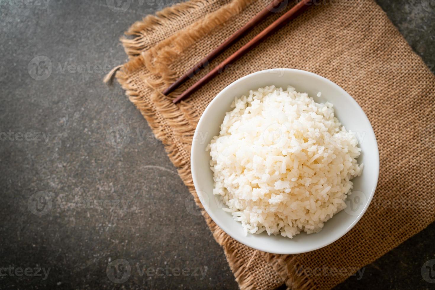 tazón de arroz blanco con jazmín tailandés cocido foto