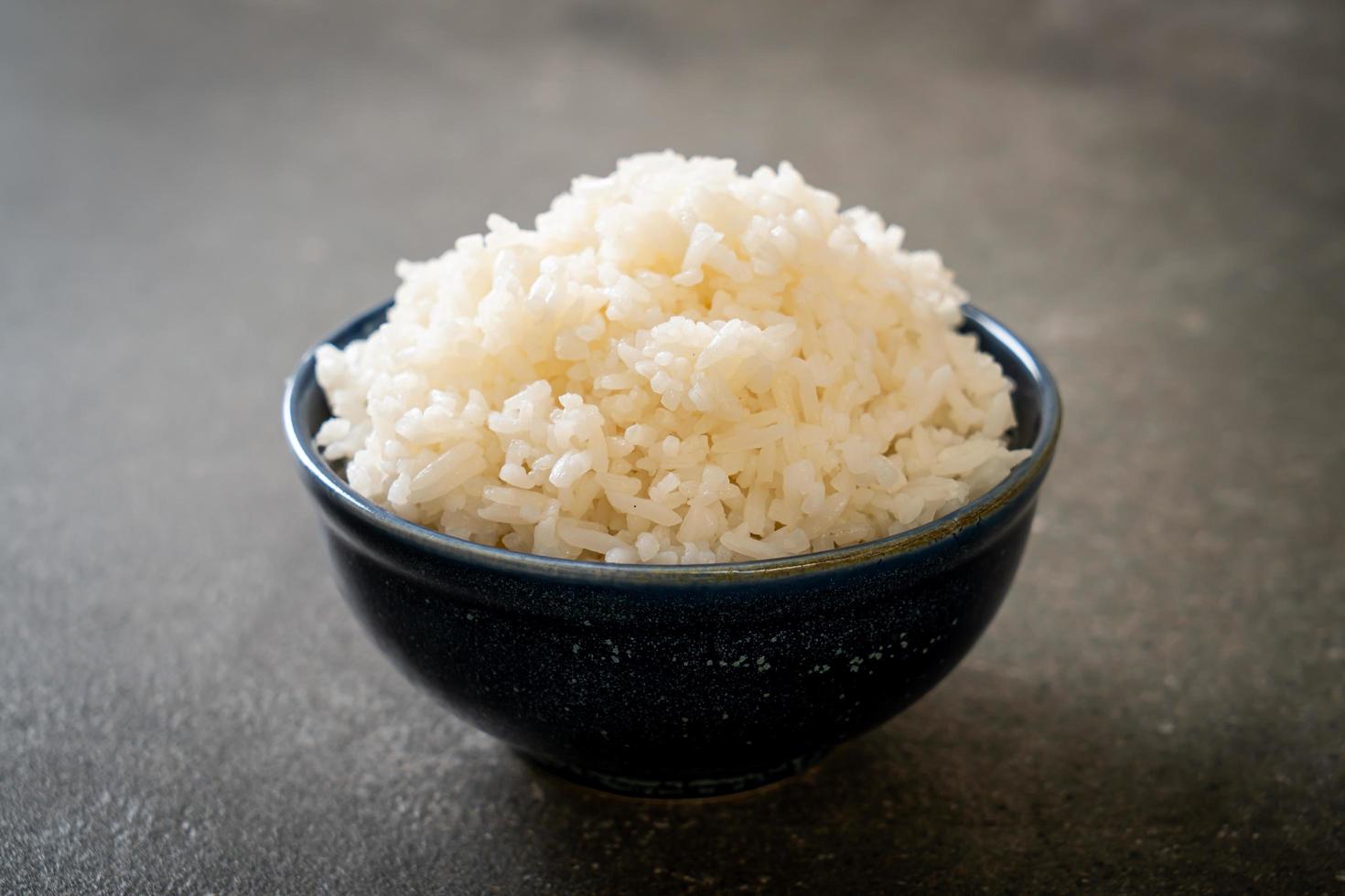 tazón de arroz blanco con jazmín tailandés cocido foto