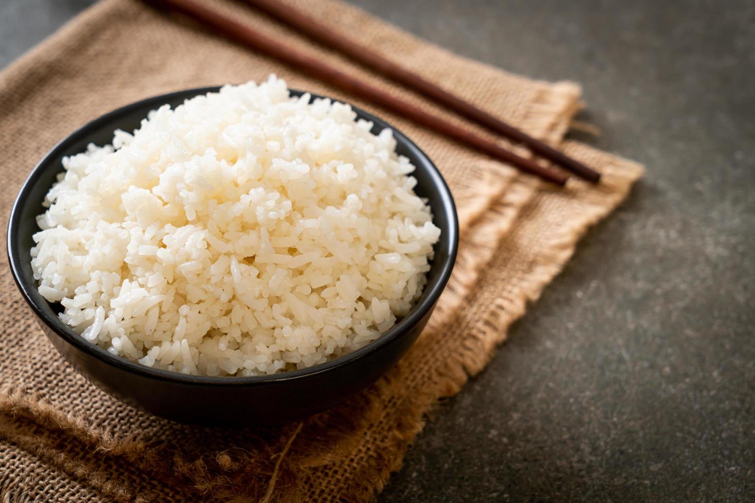 tazón de arroz blanco con jazmín tailandés cocido foto