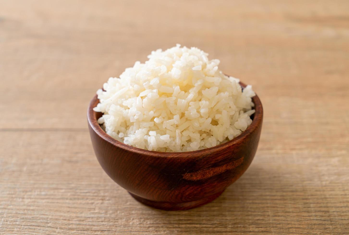 tazón de arroz blanco con jazmín tailandés cocido foto