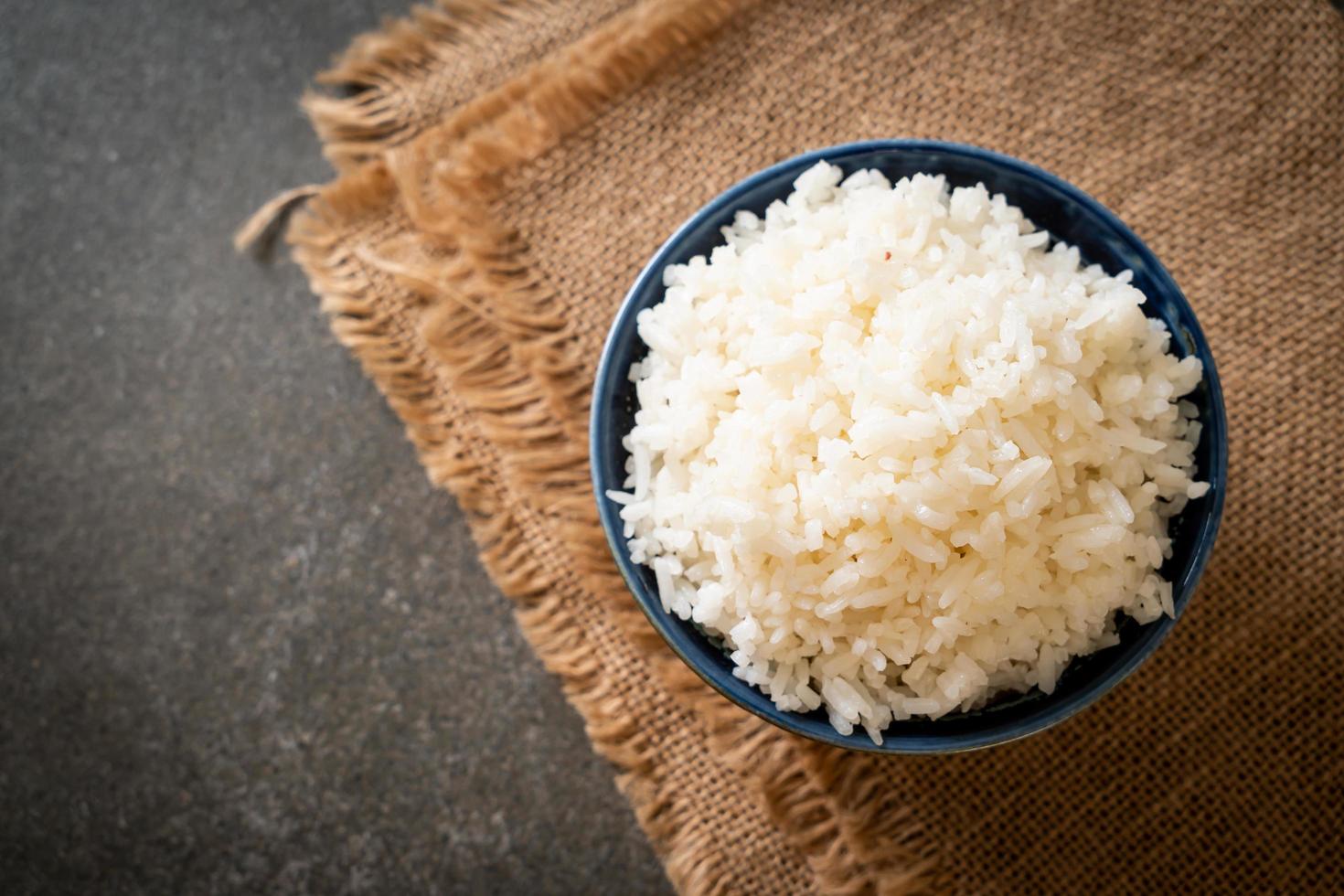 tazón de arroz blanco con jazmín tailandés cocido foto