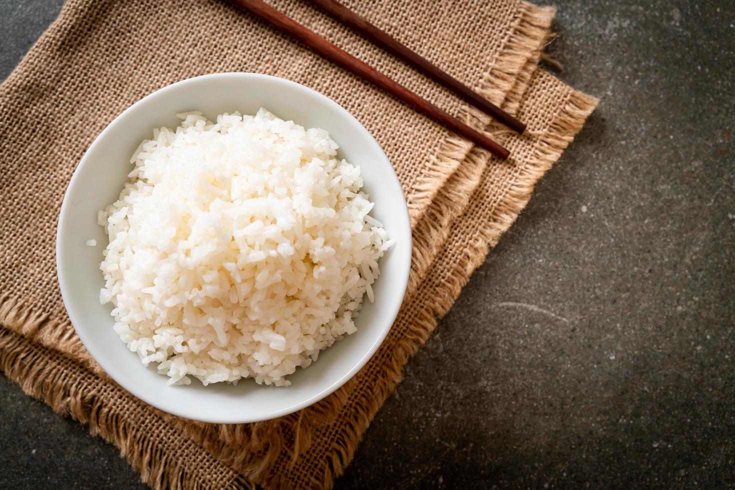 tazón de arroz blanco con jazmín tailandés cocido foto