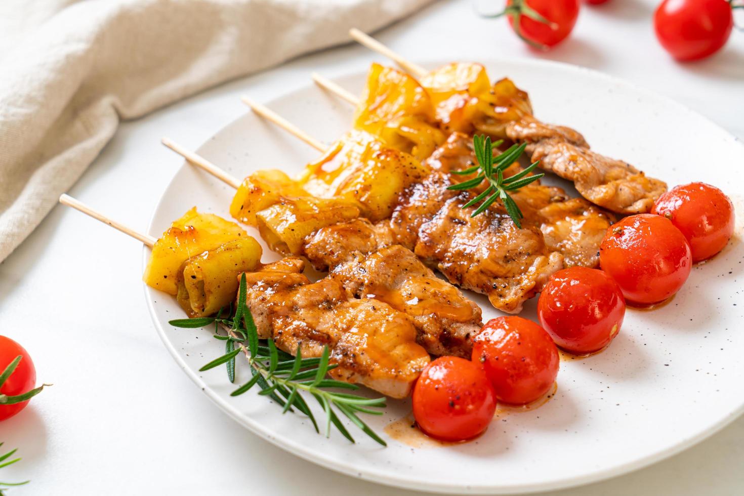 Brocheta de barbacoa de cerdo a la parrilla en la placa foto