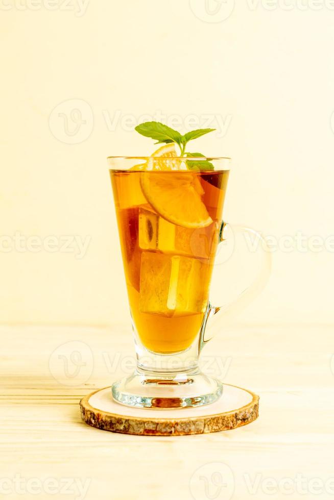 vaso de té helado de limón con menta foto