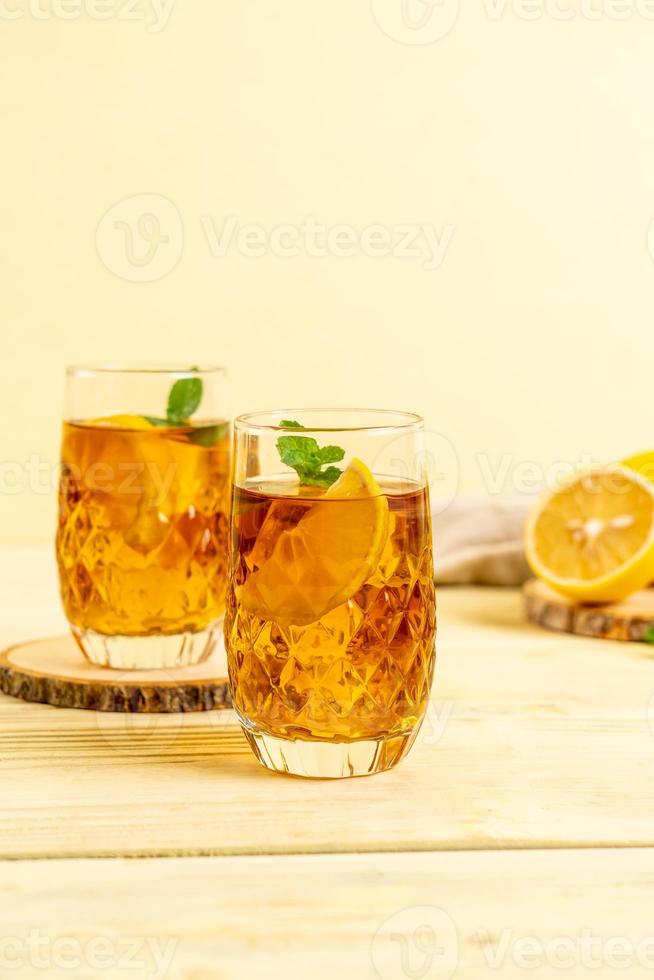 vaso de té helado de limón con menta foto