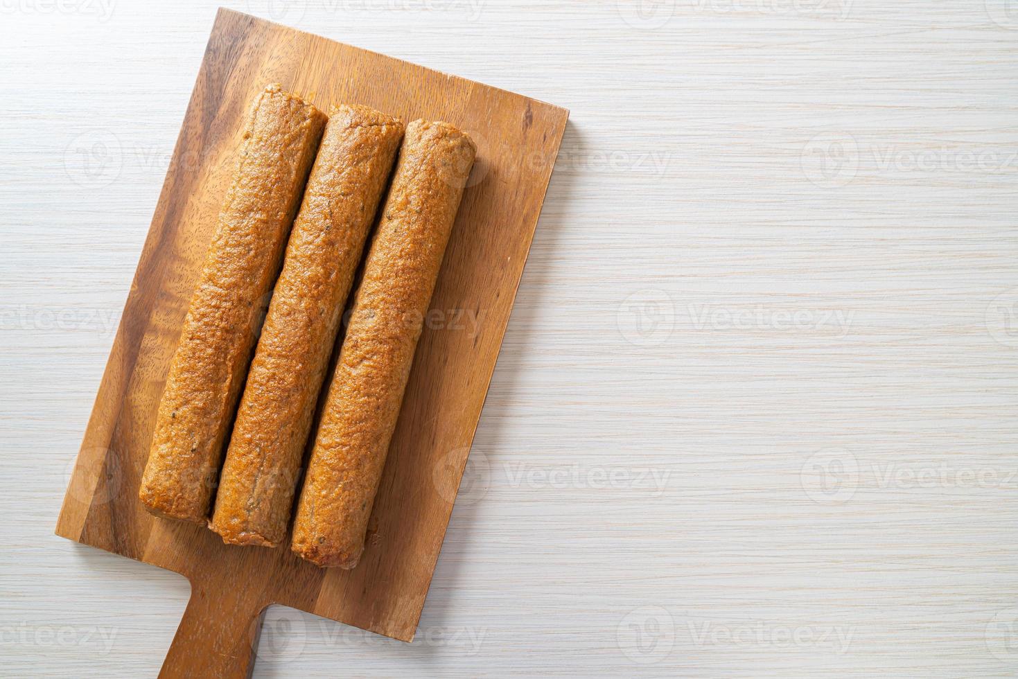 Pastel de pescado chino frito o línea de bolas de pescado sobre tablero de madera foto