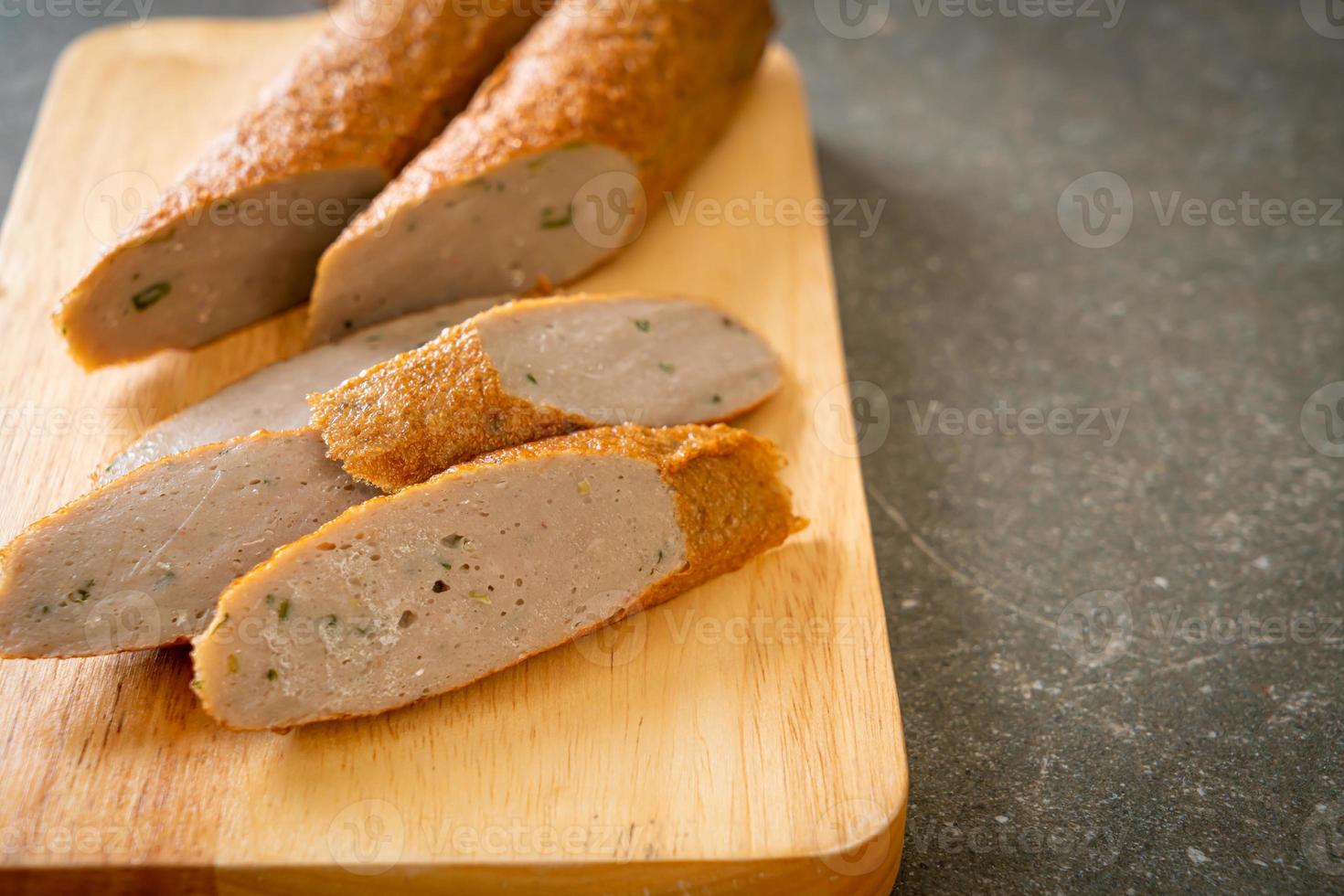 Pastel de pescado chino frito o línea de bolas de pescado sobre tablero de madera foto