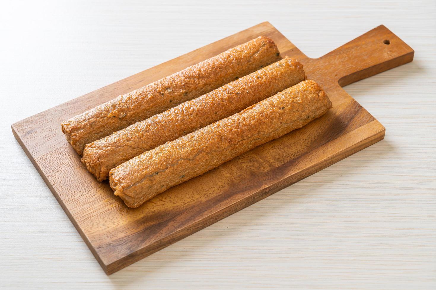 Pastel de pescado chino frito o línea de bolas de pescado sobre tablero de madera foto