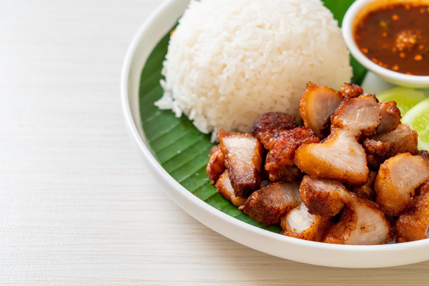 Panceta frita con arroz con salsa picante al estilo asiático foto