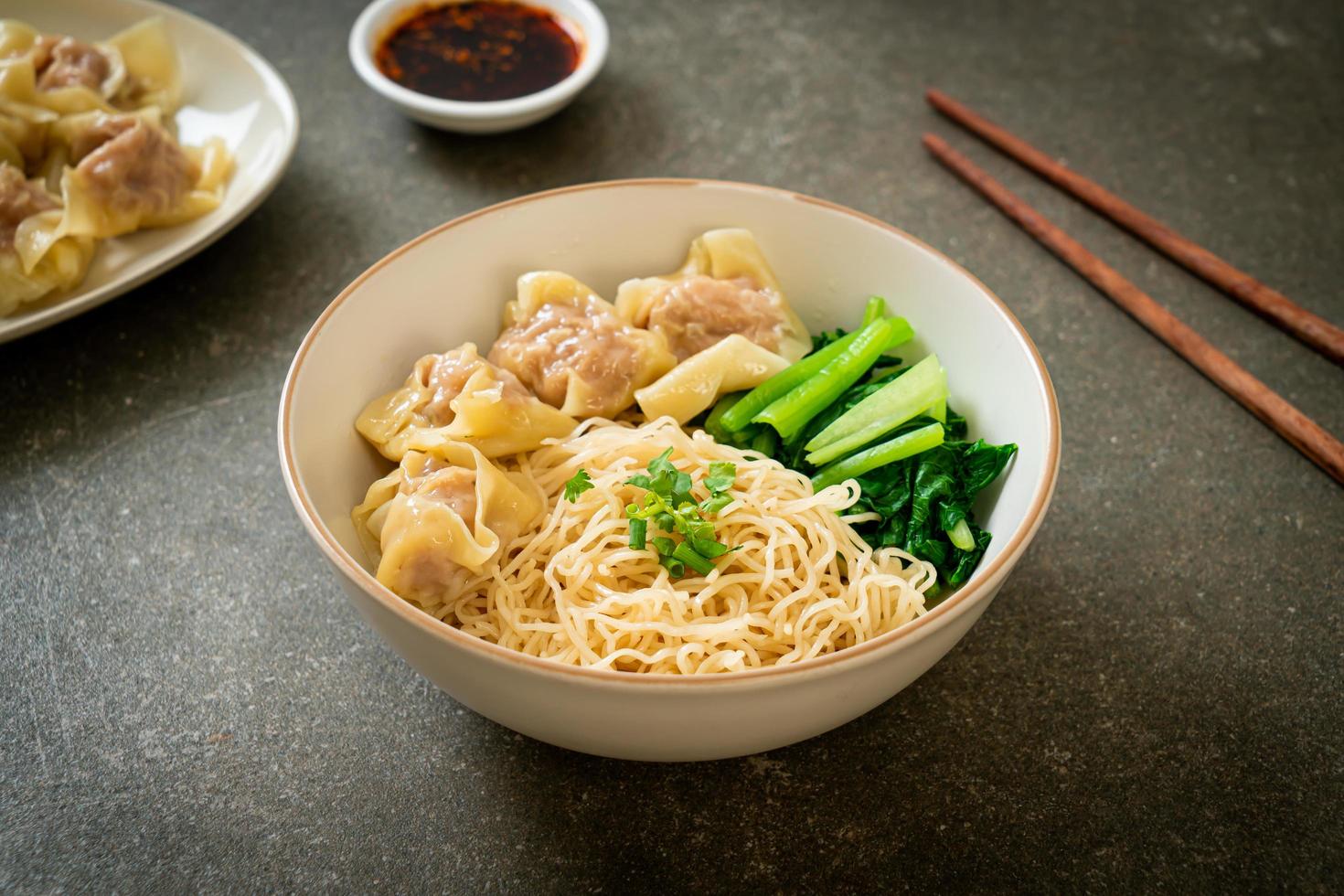 fideos de huevo secos con wonton de cerdo o albóndigas de cerdo sin sopa estilo asiático foto