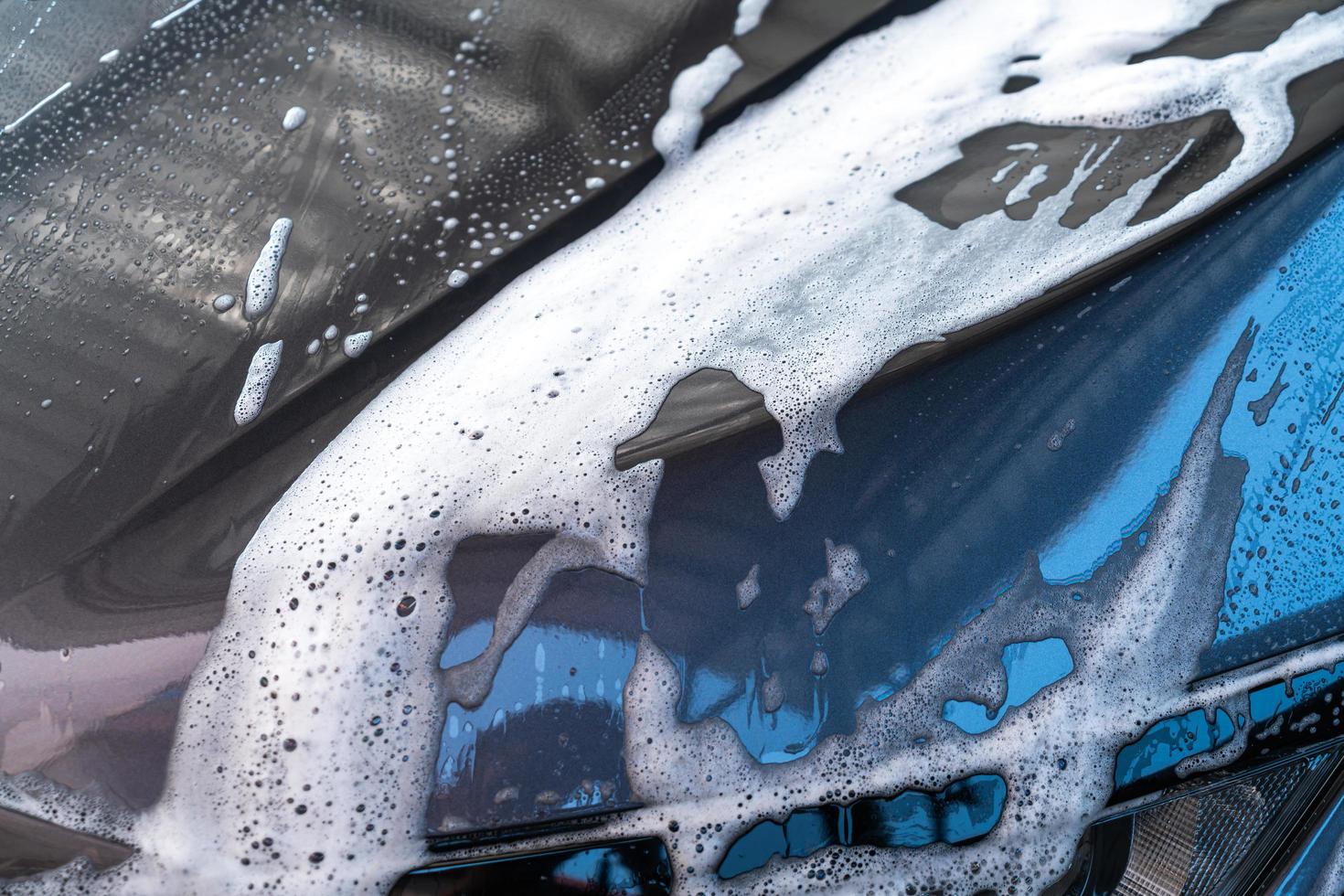 Primer plano de coche gris con espuma de lavado foto