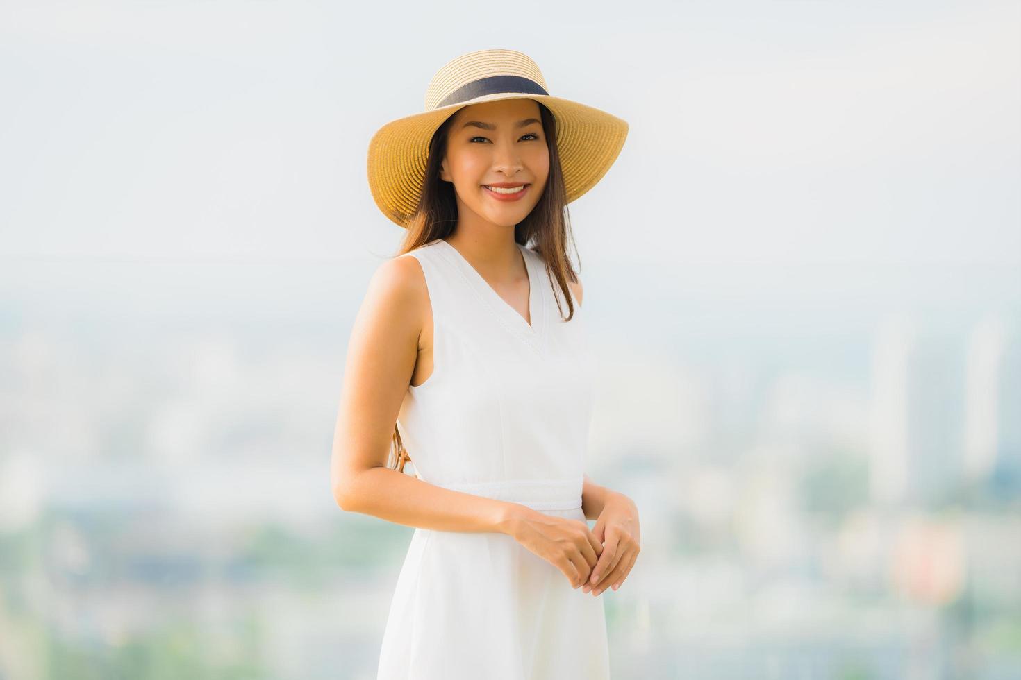 retrato, hermoso, joven, mujer asiática, feliz, sonrisa, relajarse, en, el, barra superior de la azotea foto