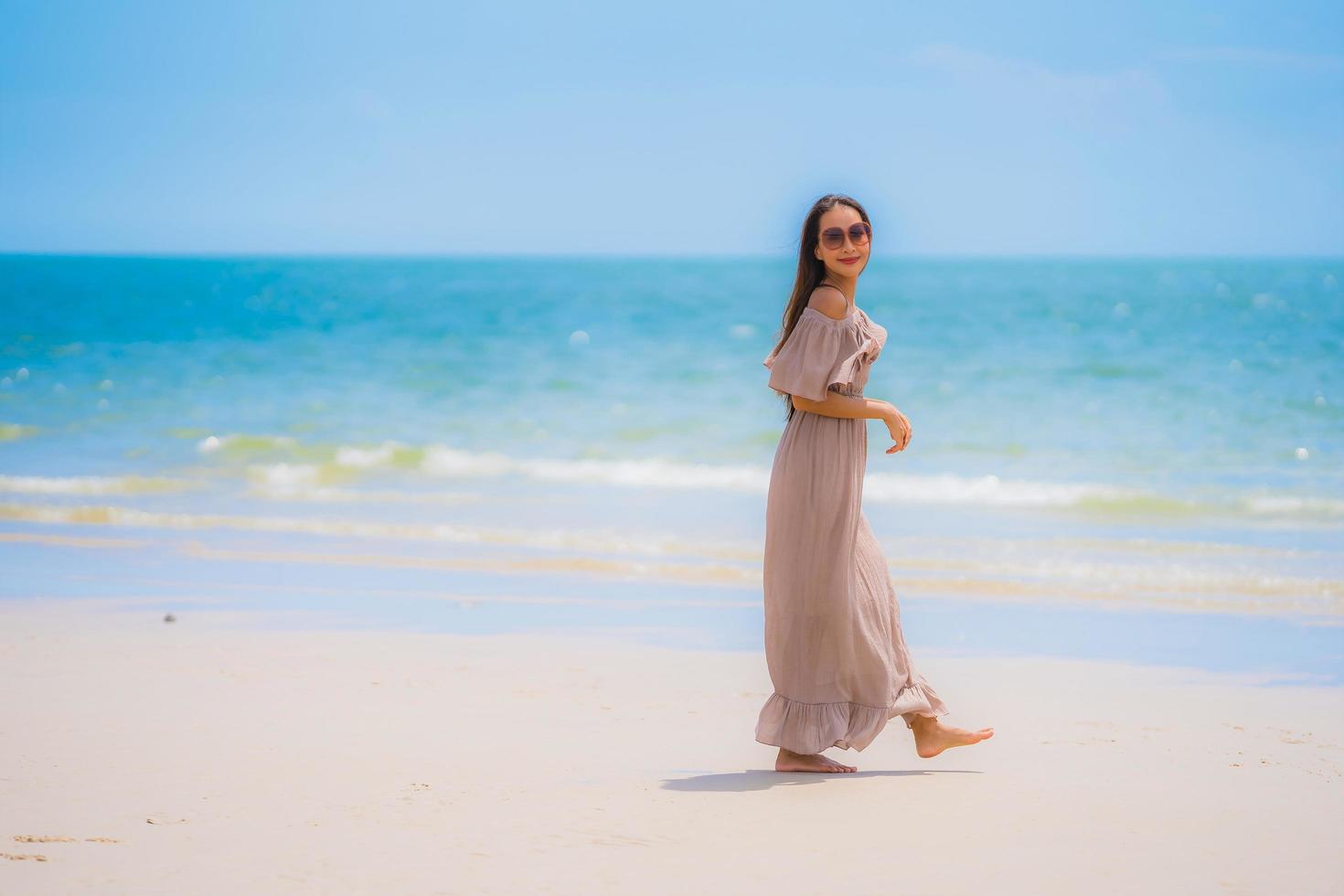 retrato, hermoso, joven, mujer asiática, feliz, sonrisa, relajarse, en, el, tropical, playa, mar, océano foto