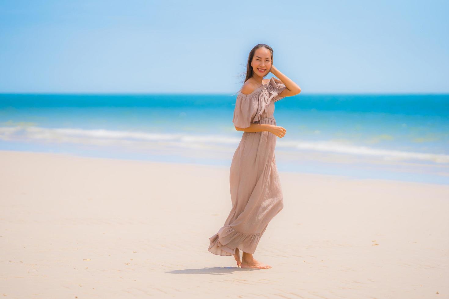 retrato, hermoso, joven, mujer asiática, feliz, sonrisa, relajarse, en, el, tropical, playa, mar, océano foto