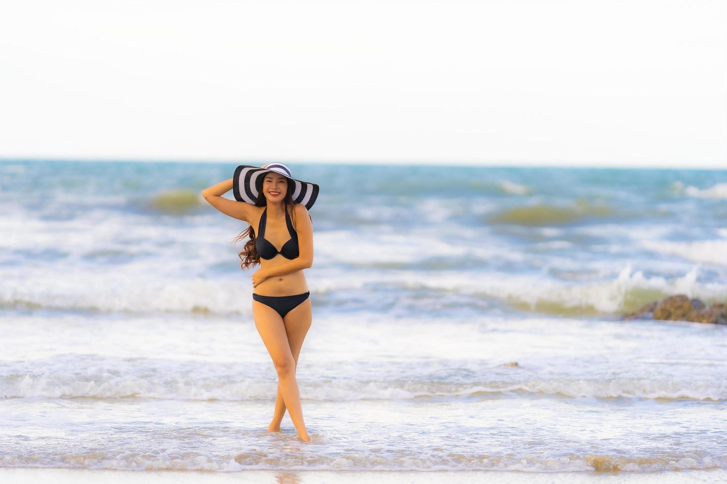 retrato, hermoso, joven, mujer asiática, llevar, biquini, en, el, playa, mar, océano foto