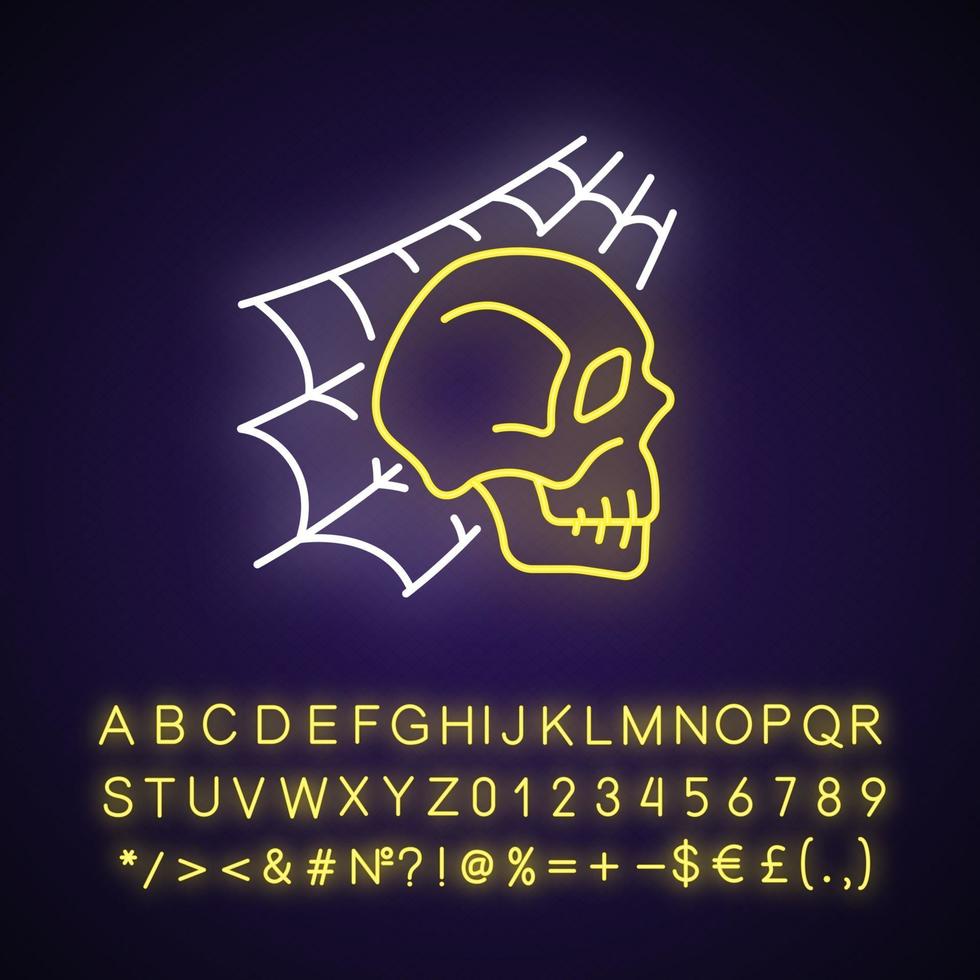 Calavera con icono de luz de neón de tela de araña. historia de horror. decoración de halloween. resolver acertijos. efecto brillante exterior. firmar con alfabeto, números y símbolos. vector aislado ilustración de color rgb