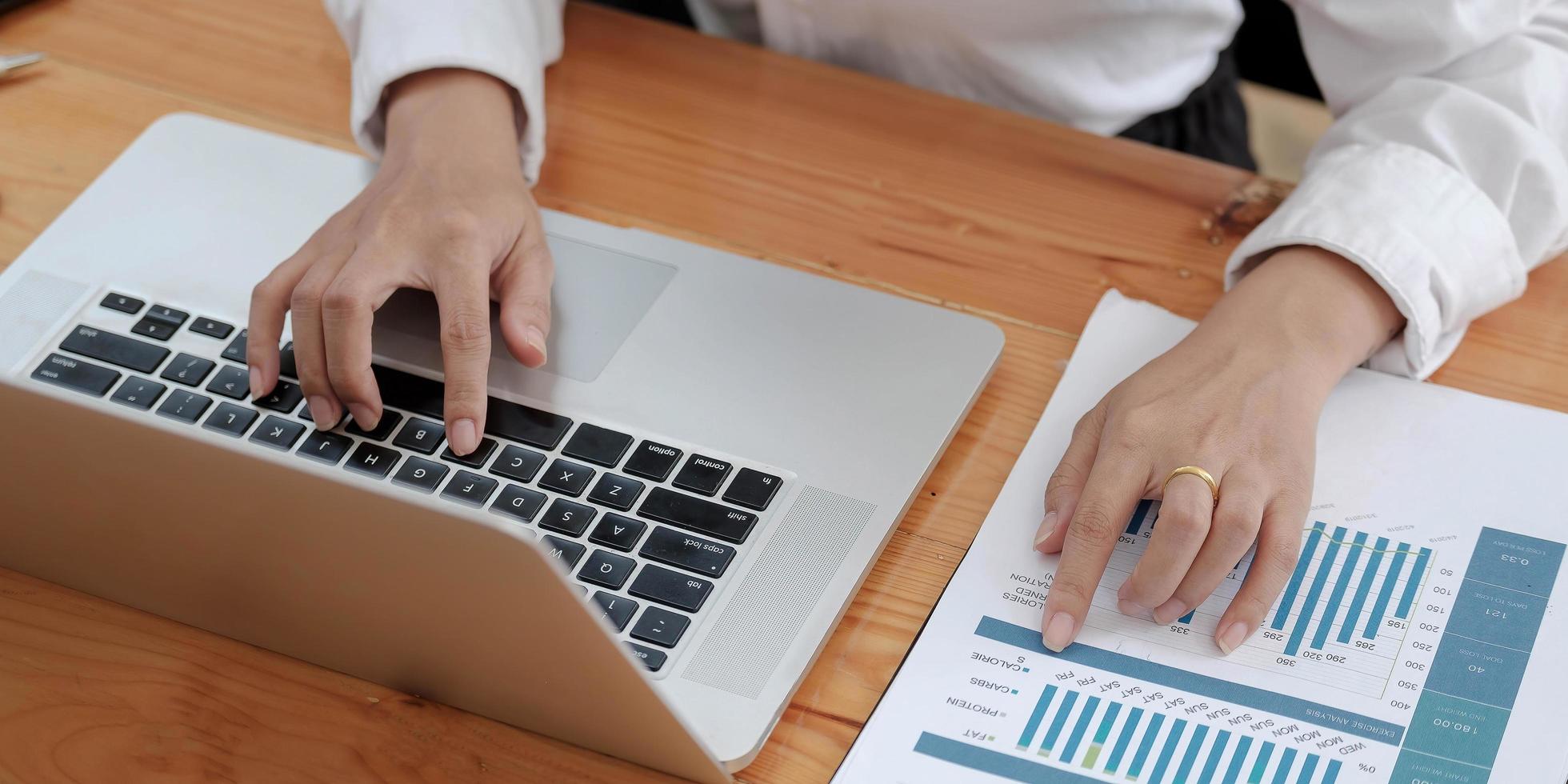 Consultor de inversiones empresaria analizando el estado de balance del informe financiero anual de la empresa trabajando con documentos gráficos. imagen conceptual de negocios, mercado, oficina, impuestos foto