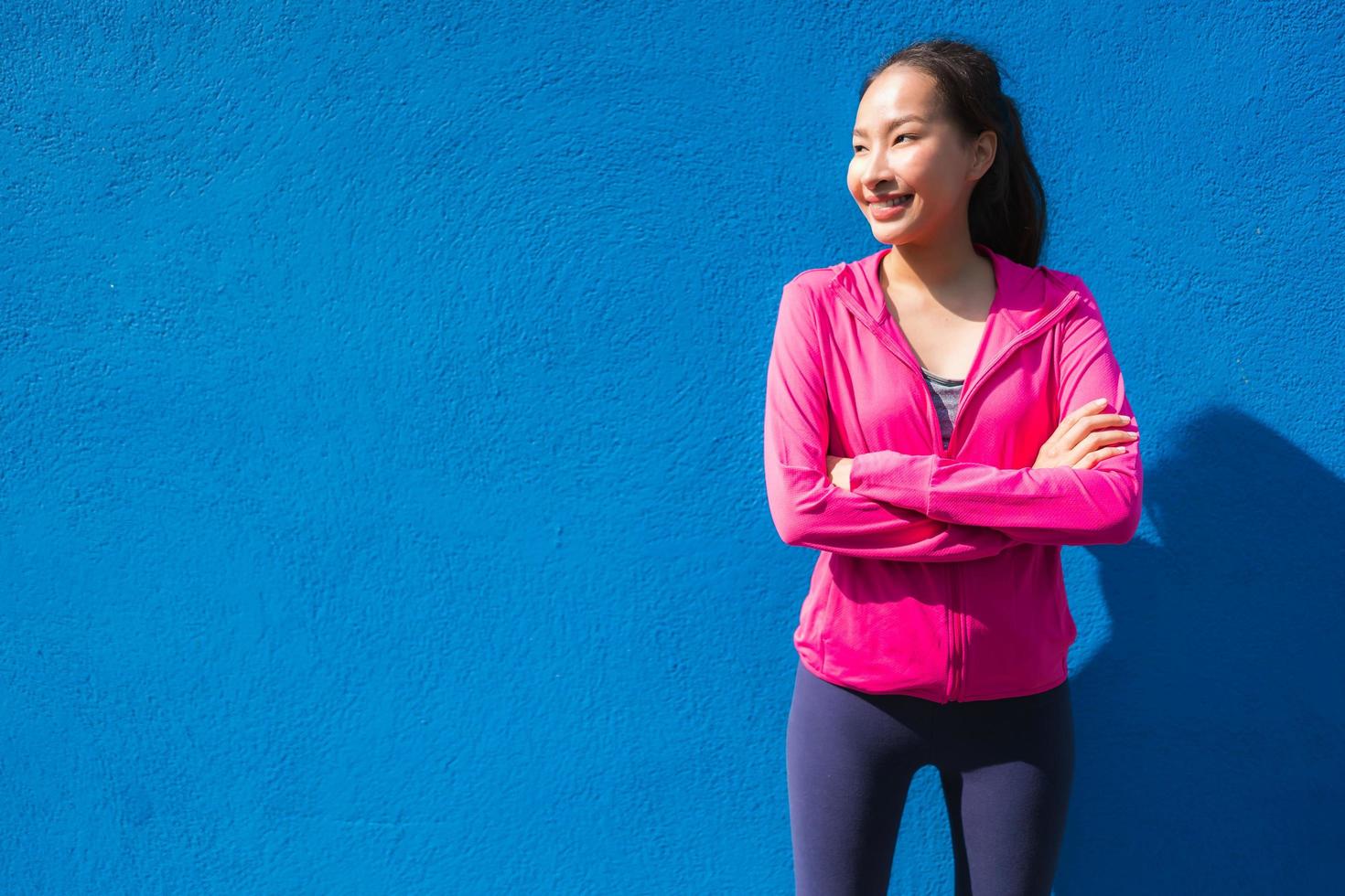 Retrato de mujer asiática en ropa deportiva con una sonrisa y listo para entrenar foto