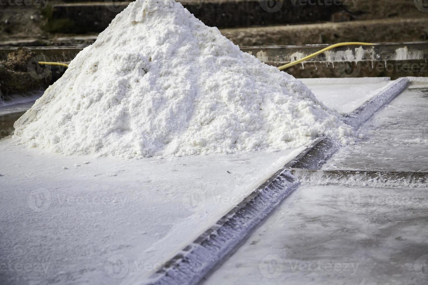 Sal en la producción de solución salina en Navarra, España foto