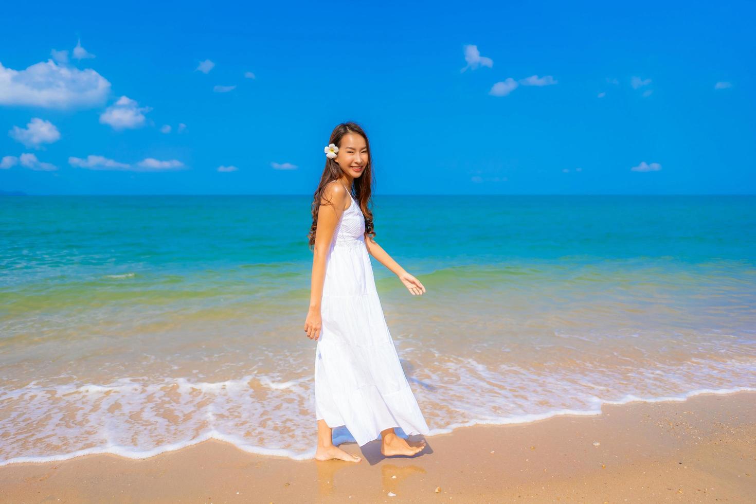 retrato, hermoso, joven, mujer asiática, feliz, sonrisa, ocio, en, el, playa, mar y océano foto