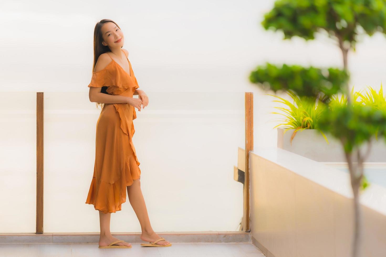 retrato, hermoso, joven, mujer asiática, estilo de vida, feliz, sonrisa, con, ocio, casi, mar, playa, océano foto