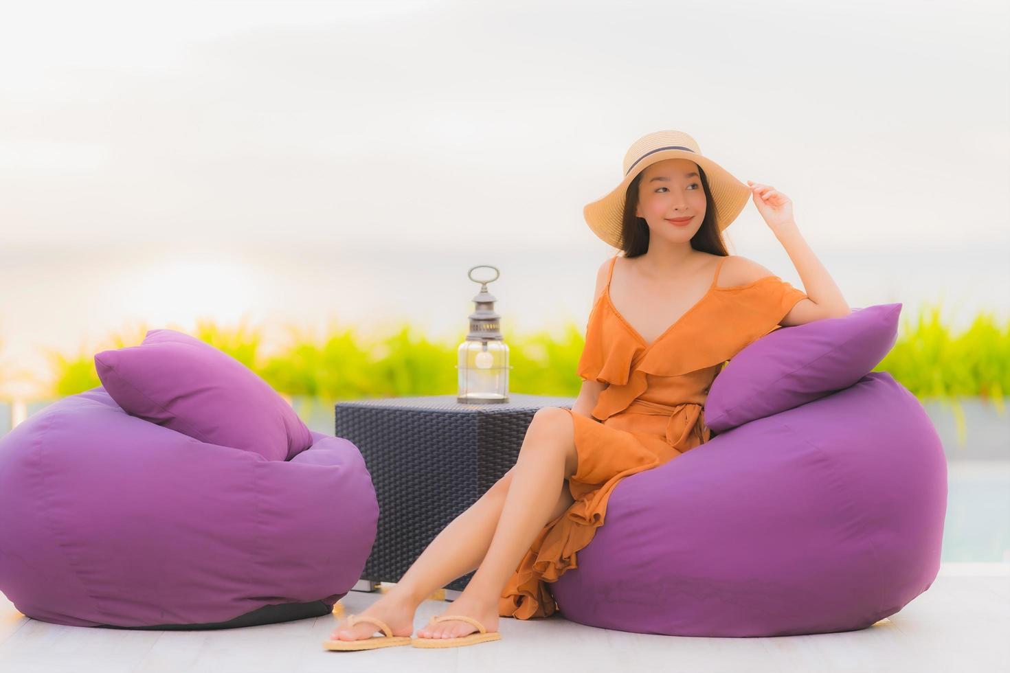 retrato, hermoso, joven, mujer asiática, estilo de vida, feliz, sonrisa, con, ocio, casi, mar, playa, océano foto