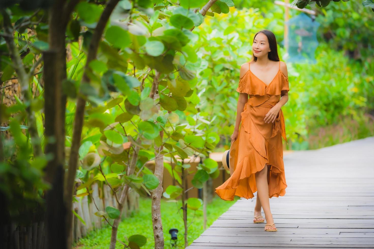 retrato, hermoso, joven, mujer asiática, caminar, en, camino, caminar, en el jardín foto