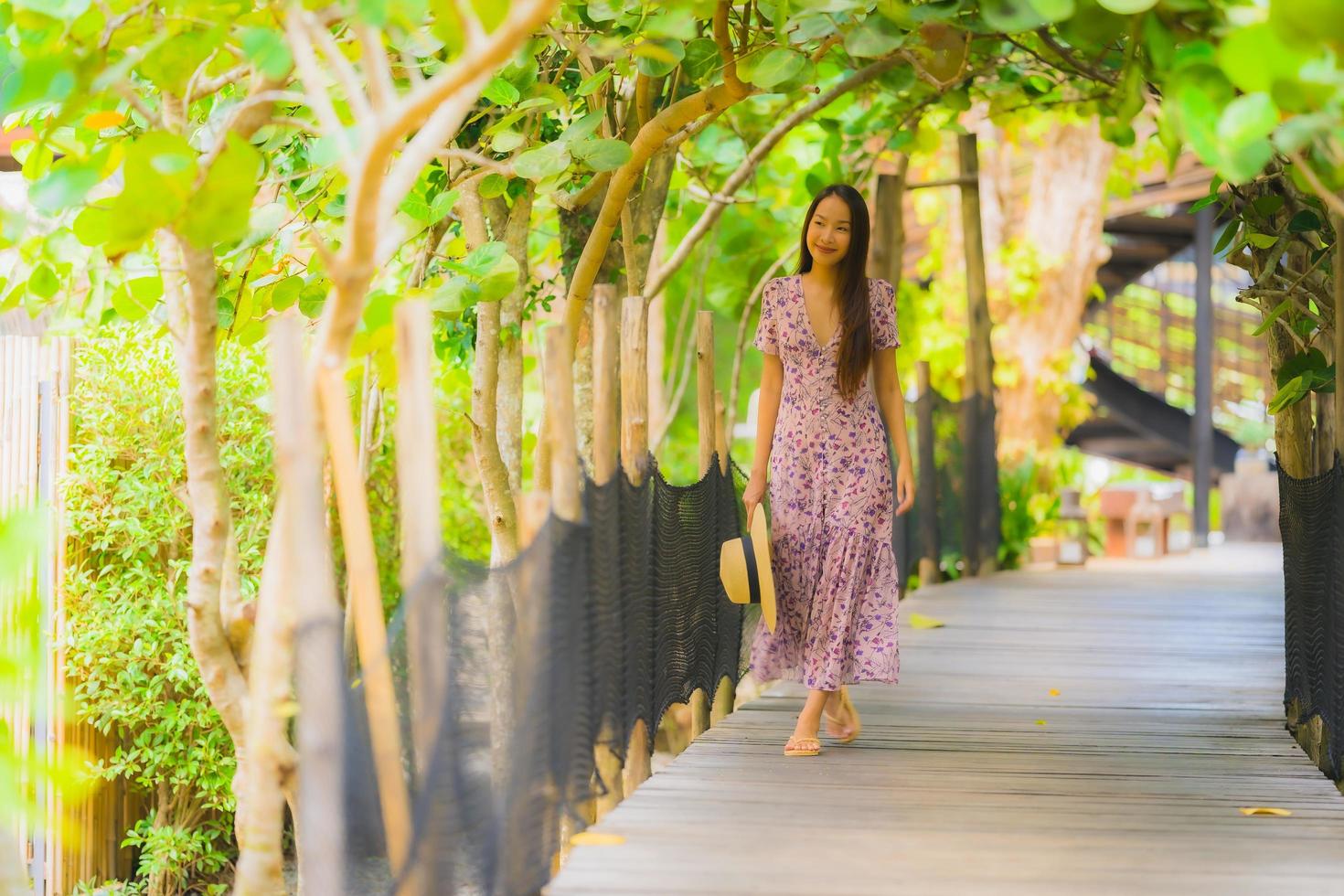 retrato, hermoso, joven, mujer asiática, caminar, en, camino, caminar, en el jardín foto