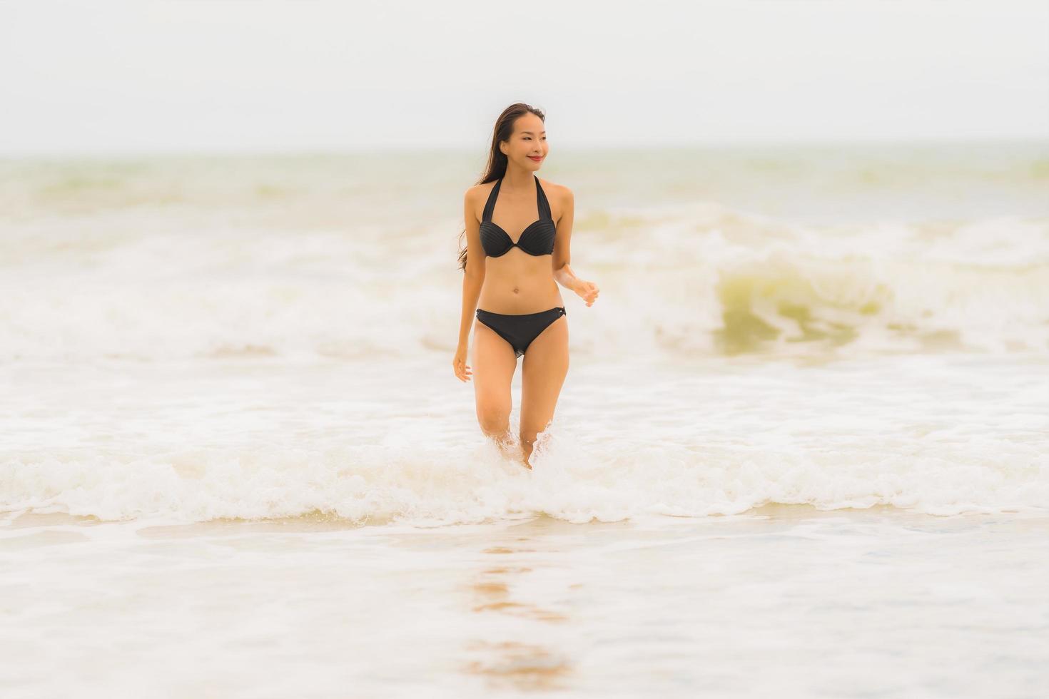 retrato, hermoso, joven, mujer asiática, llevar, biquini, en, el, playa, mar, océano foto