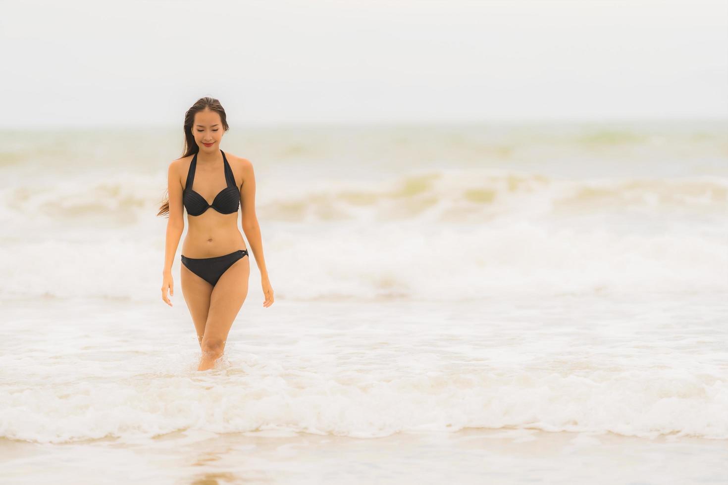 retrato, hermoso, joven, mujer asiática, llevar, biquini, en, el, playa, mar, océano foto