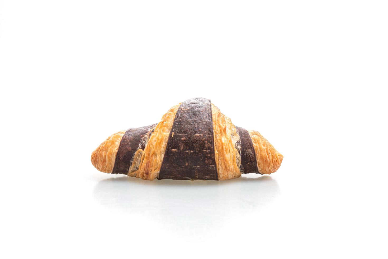 Croissant fresco con chocolate aislado sobre fondo blanco. foto