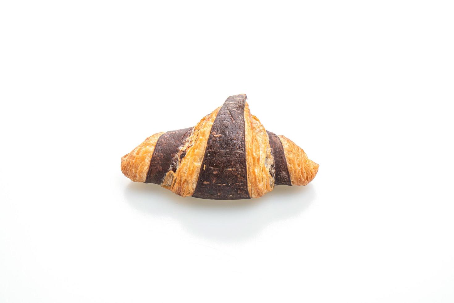 Croissant fresco con chocolate aislado sobre fondo blanco. foto