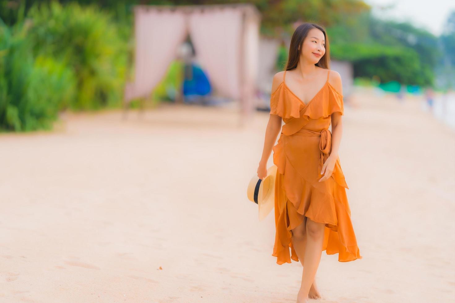 retrato, hermoso, joven, mujer asiática, feliz, sonrisa, relajarse, en, el, playa, mar, océano foto