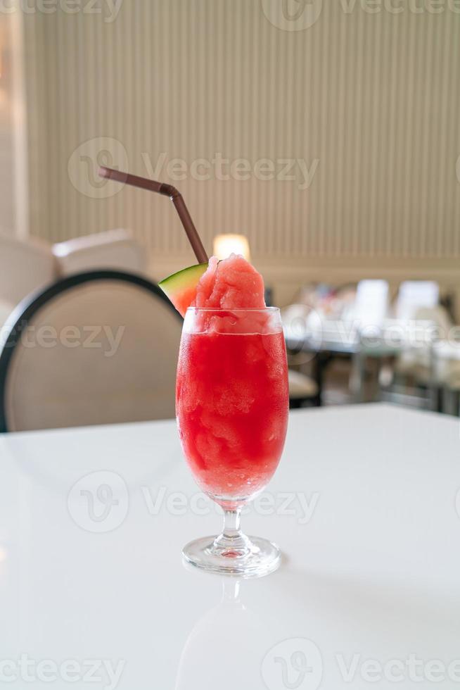 Vaso de batido de sandía fresca en la mesa en el café restaurante foto