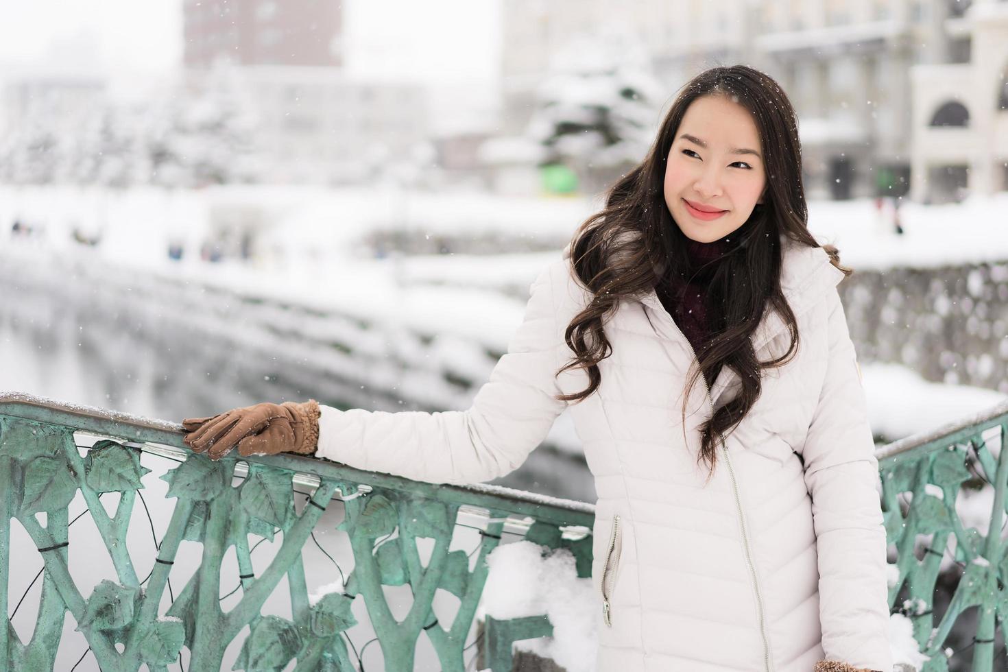 Hermosa joven mujer asiática sonríe y feliz con viaje en el canal de otaru, hokkaido, japón foto