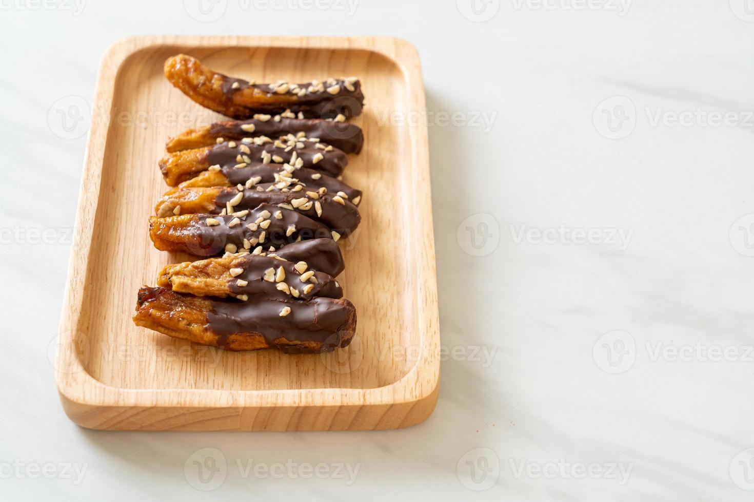 Revestimiento de chocolate con plátano secado al sol o chocolate bañado en plátano foto