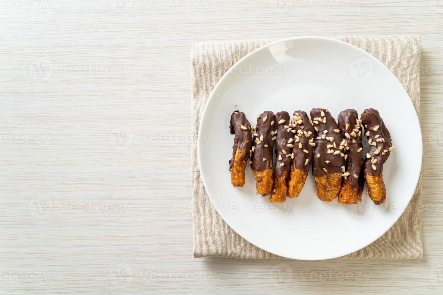 Revestimiento de chocolate con plátano secado al sol o chocolate bañado en plátano foto