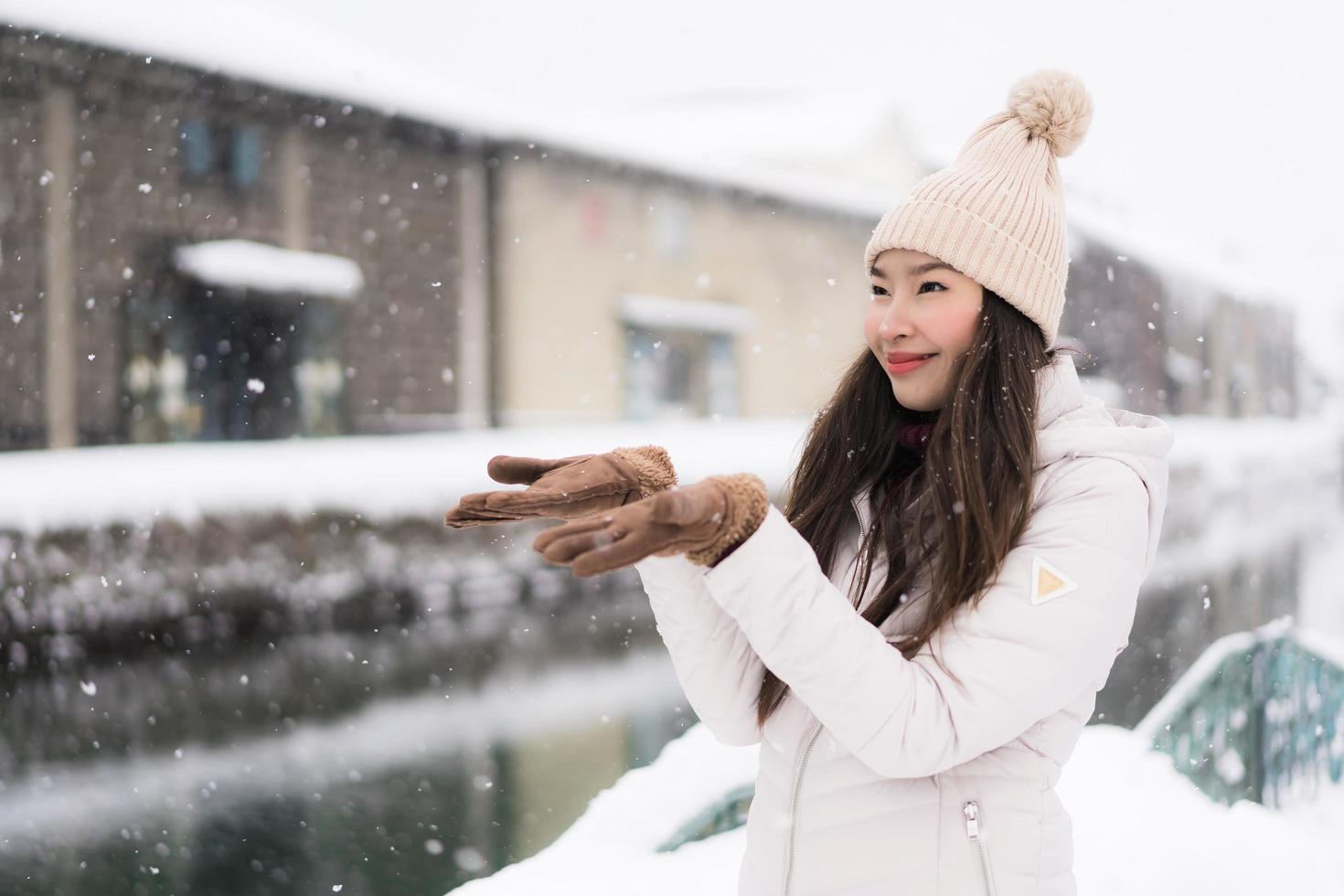 Beautiful young asian woman smile and happy with travel trip in Otaru ...