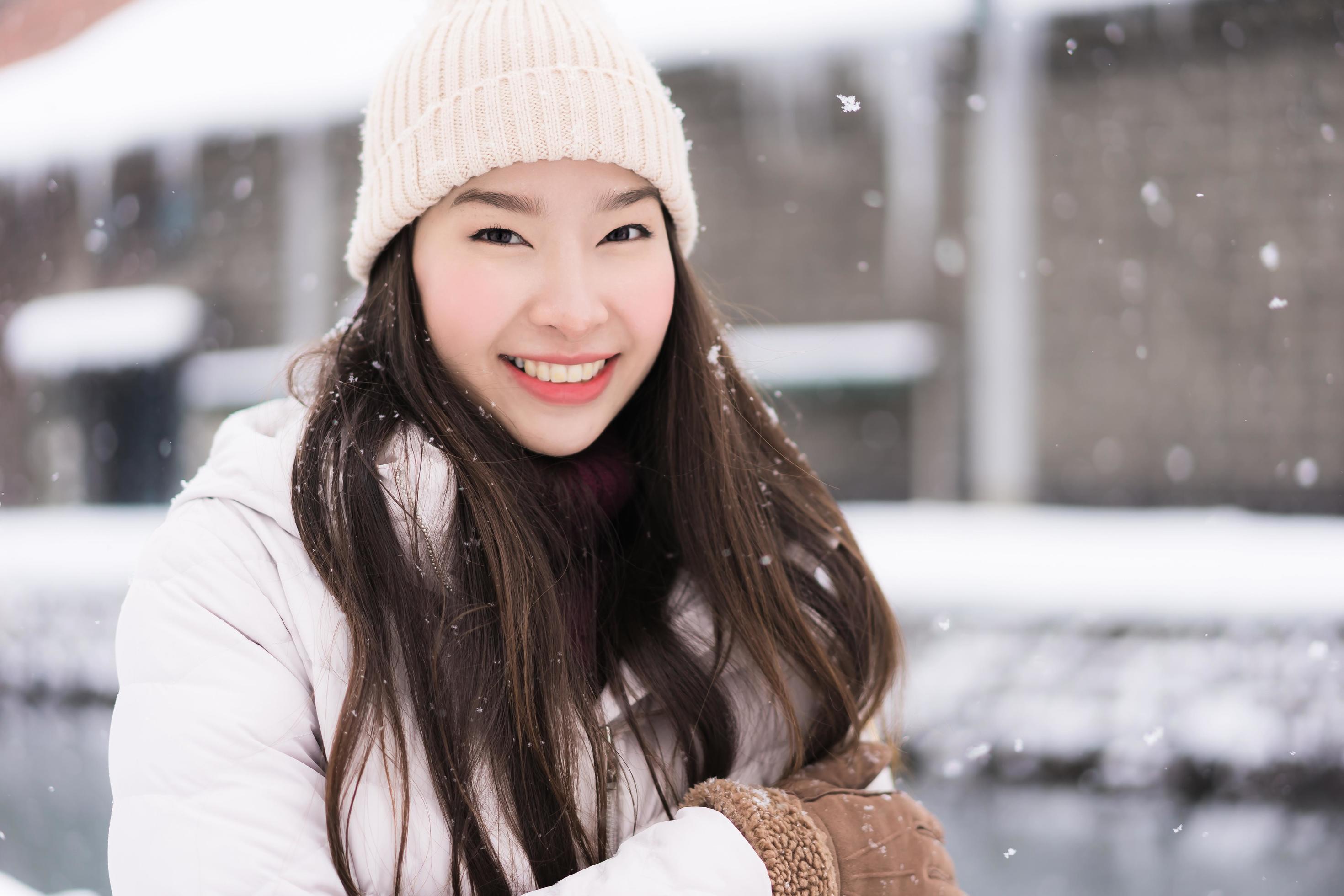 Beautiful young asian woman smile and happy with travel trip in Otaru ...