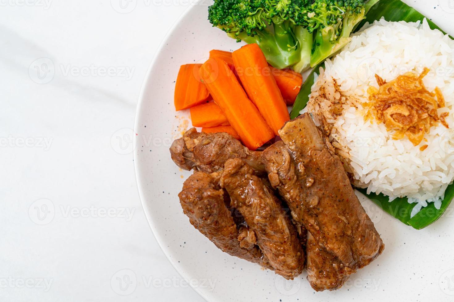 costillas de cerdo al horno con salsa foto