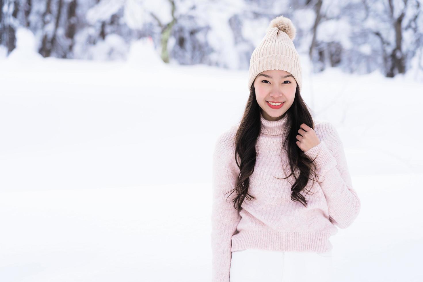 Retrato joven hermosa mujer asiática sonríe feliz viaje y disfruta con la nieve en la temporada de invierno foto