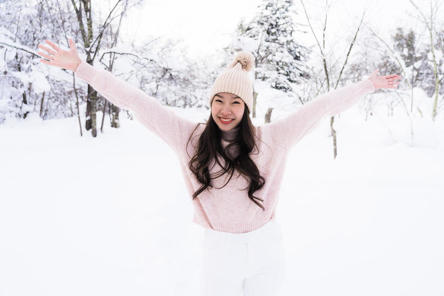 Retrato joven hermosa mujer asiática sonríe feliz viaje y disfruta con la nieve en la temporada de invierno foto