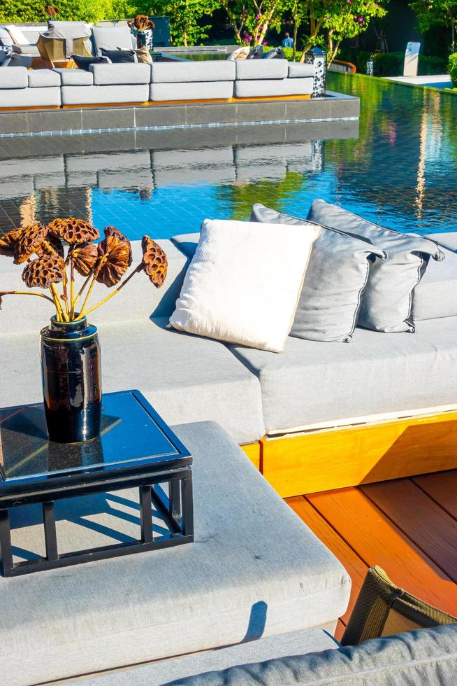 almohadas con terraza de patio al aire libre y sofá en el balcón en un jardín foto